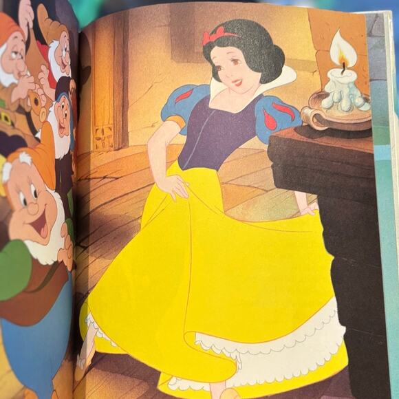 Vintage 1986 Walt Disney Classics Snow White and the Seven Dwarfs Book, HC - Picture 4 of 4